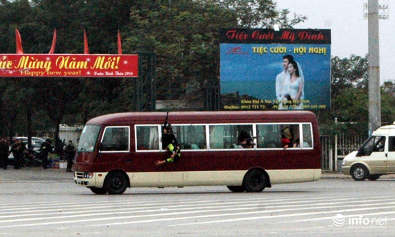 Xem lực lượng CA triển khai diễn tập chống bạo động bảo vệ Đại hội Đảng - ảnh 18