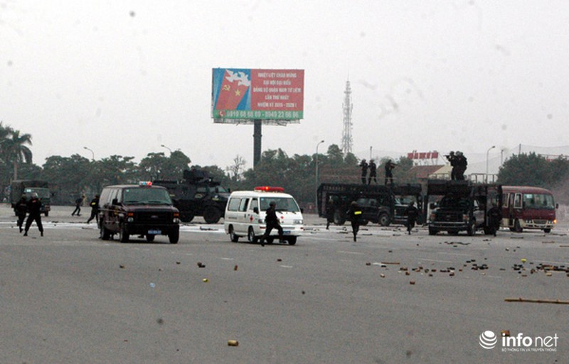 Xem lực lượng CA triển khai diễn tập chống bạo động bảo vệ Đại hội Đảng - ảnh 21