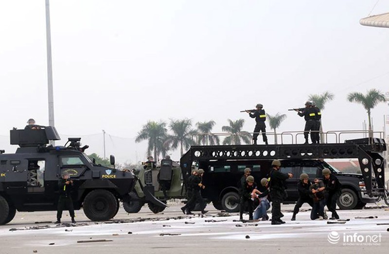 Xem lực lượng CA triển khai diễn tập chống bạo động bảo vệ Đại hội Đảng - ảnh 22