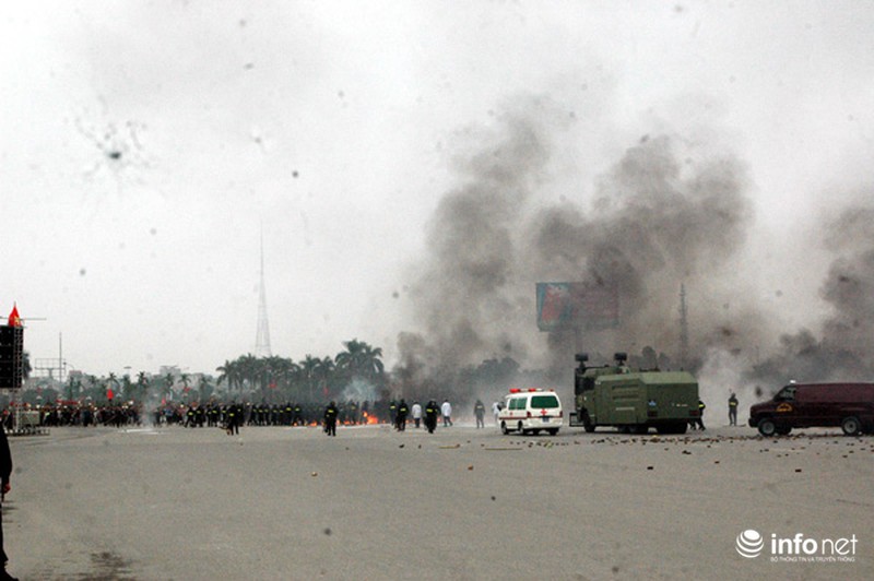 Xem lực lượng CA triển khai diễn tập chống bạo động bảo vệ Đại hội Đảng - ảnh 24