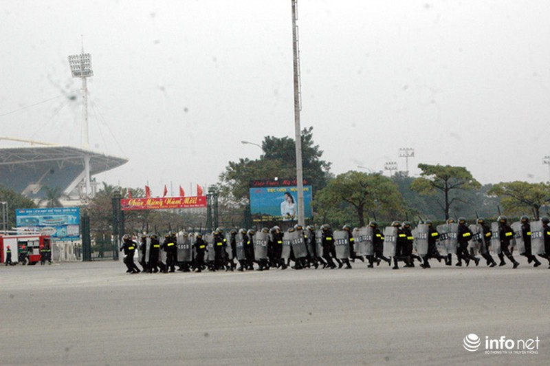 Xem lực lượng CA triển khai diễn tập chống bạo động bảo vệ Đại hội Đảng - ảnh 9
