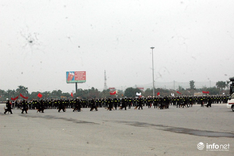 Xem lực lượng CA triển khai diễn tập chống bạo động bảo vệ Đại hội Đảng - ảnh 10