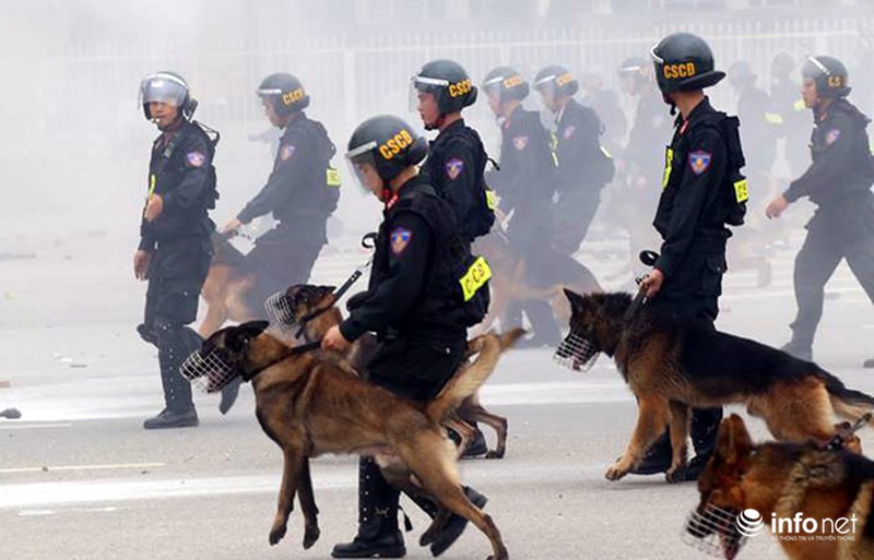 Xem lực lượng CA triển khai diễn tập chống bạo động bảo vệ Đại hội Đảng - ảnh 11