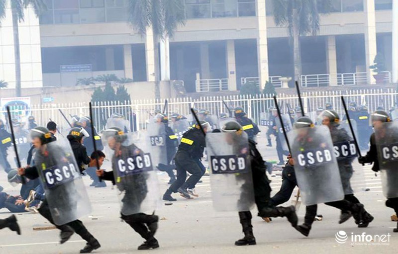 Xem lực lượng CA triển khai diễn tập chống bạo động bảo vệ Đại hội Đảng - ảnh 12