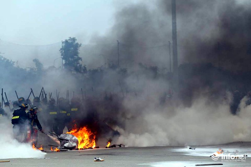 Xem lực lượng CA triển khai diễn tập chống bạo động bảo vệ Đại hội Đảng - ảnh 13