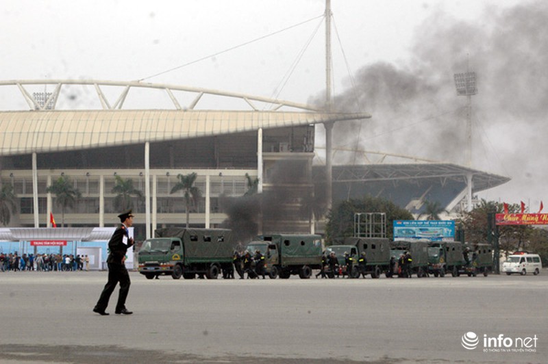 Xem lực lượng CA triển khai diễn tập chống bạo động bảo vệ Đại hội Đảng - ảnh 7