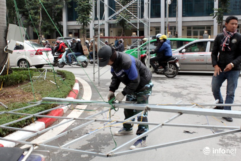 Trang trí hoa đào trên đường đẹp nhất Thủ đô: Chưa xong đã dỡ - ảnh 13