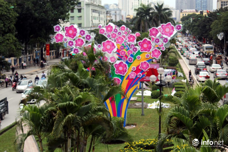 Trang trí hoa đào trên đường đẹp nhất Thủ đô: Chưa xong đã dỡ - ảnh 4