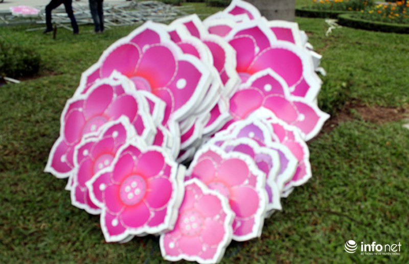 Trang trí hoa đào trên đường đẹp nhất Thủ đô: Chưa xong đã dỡ - ảnh 9