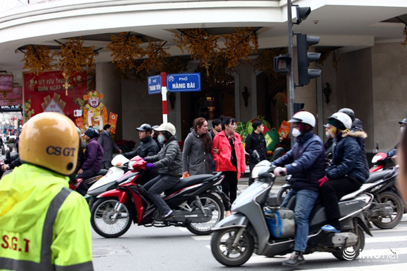 Ngày đầu tiên xử phạt người đi bộ sai quy định: Chỉ nhắc nhở - ảnh 1