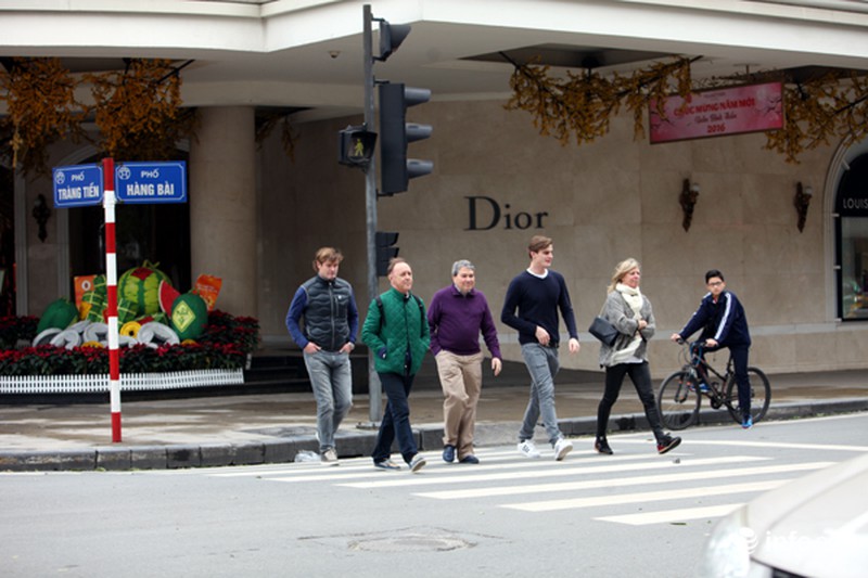 Ngày đầu tiên xử phạt người đi bộ sai quy định: Chỉ nhắc nhở - ảnh 11