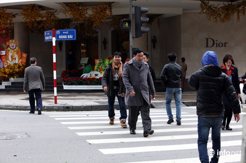 Ngày đầu tiên xử phạt người đi bộ sai quy định: Chỉ nhắc nhở - ảnh 12