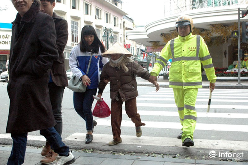 Ngày đầu tiên xử phạt người đi bộ sai quy định: Chỉ nhắc nhở - ảnh 13