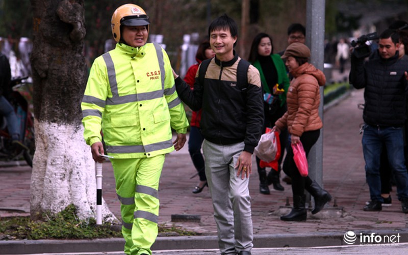 Ngày đầu tiên xử phạt người đi bộ sai quy định: Chỉ nhắc nhở - ảnh 4