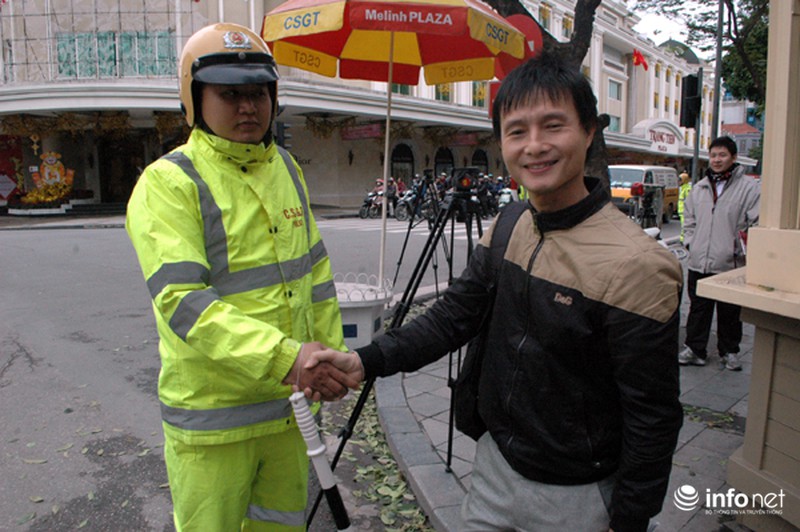 Ngày đầu tiên xử phạt người đi bộ sai quy định: Chỉ nhắc nhở - ảnh 6