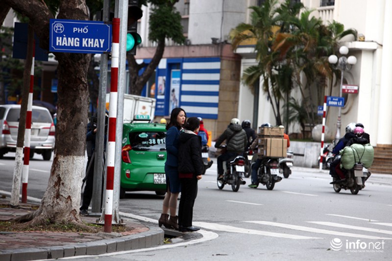 Ngày đầu tiên xử phạt người đi bộ sai quy định: Chỉ nhắc nhở - ảnh 7