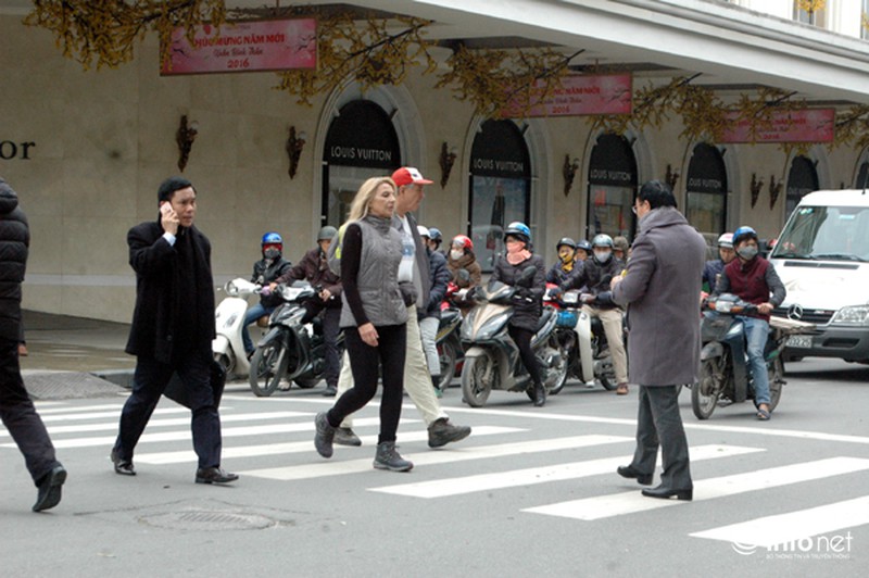 Ngày đầu tiên xử phạt người đi bộ sai quy định: Chỉ nhắc nhở - ảnh 8