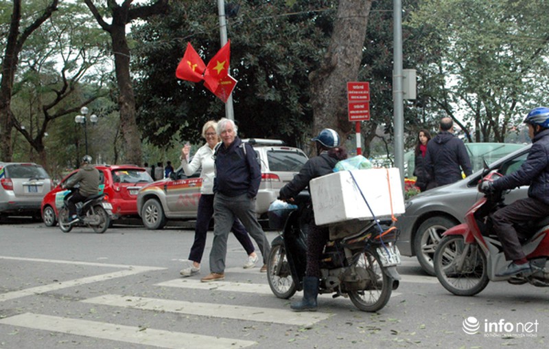 Ngày đầu tiên xử phạt người đi bộ sai quy định: Chỉ nhắc nhở - ảnh 9