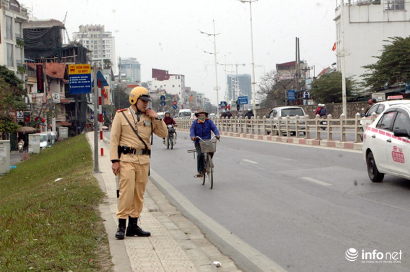 CSGT ra quân kiểm tra nồng độ cồn đối với người điều khiển ô tô, xe máy - ảnh 2