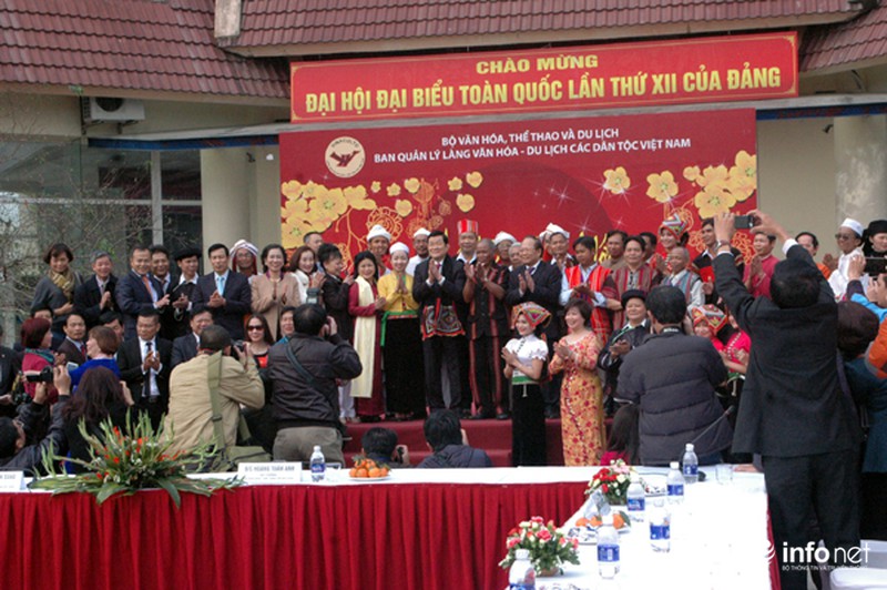 Chủ tịch nước trồng cây đại ở Làng văn hóa du lịch các dân tộc Việt Nam - ảnh 1