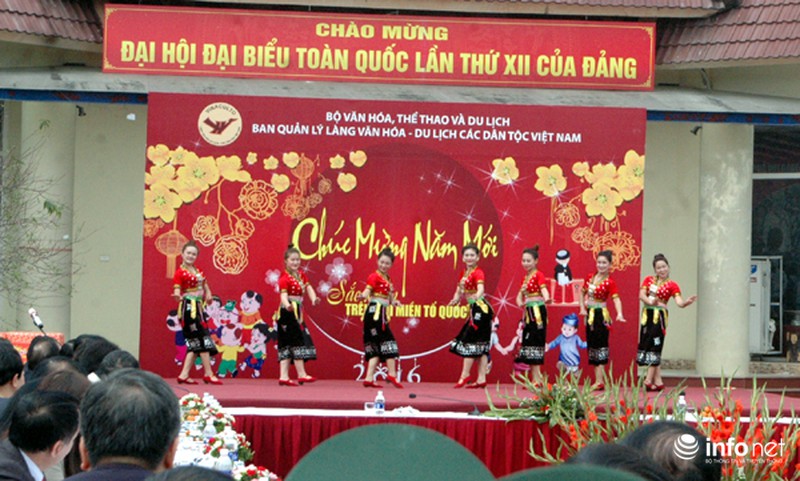 Chủ tịch nước thăm Làng văn hóa – du lịch các dân tộc Việt Nam - ảnh 10