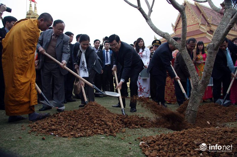 Chủ tịch nước trồng cây đại ở Làng văn hóa du lịch các dân tộc Việt Nam - ảnh 2