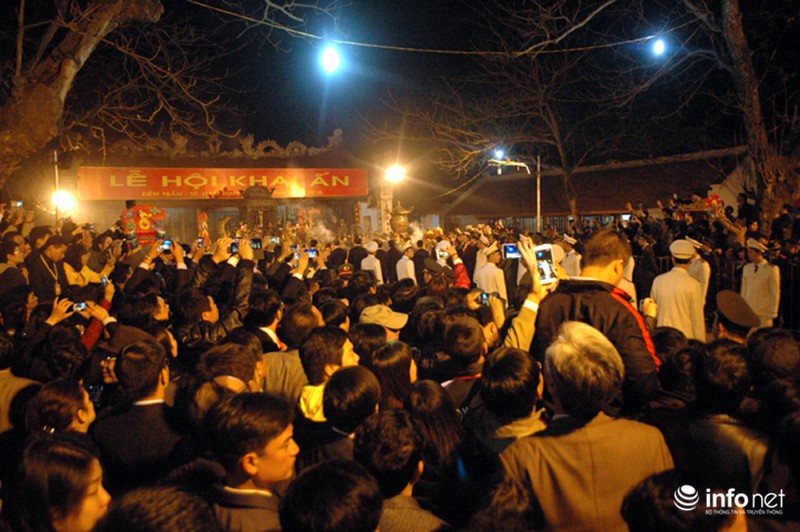 Khách mời chen lấn, xô đẩy ném tiền lẻ vào kiệu ấn đền Trần - ảnh 3