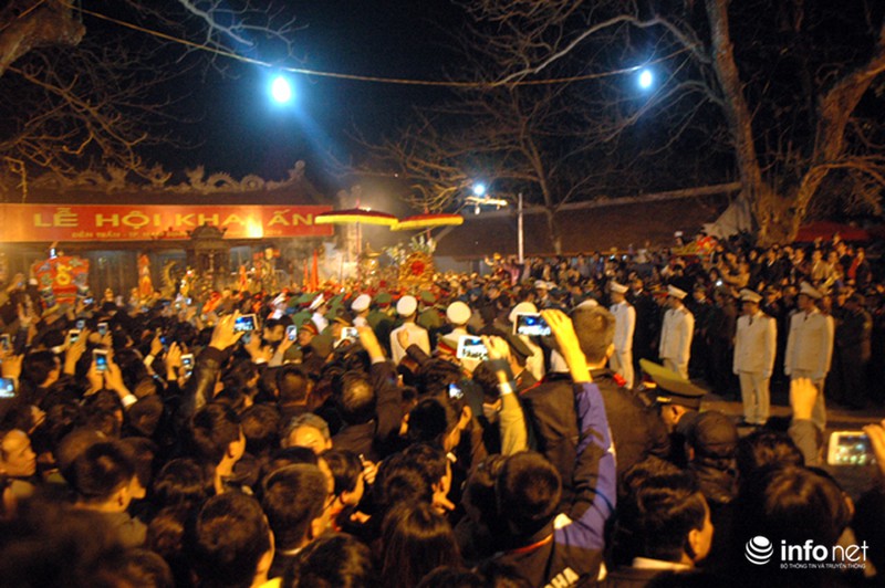 Khách mời chen lấn, xô đẩy ném tiền lẻ vào kiệu ấn đền Trần - ảnh 11