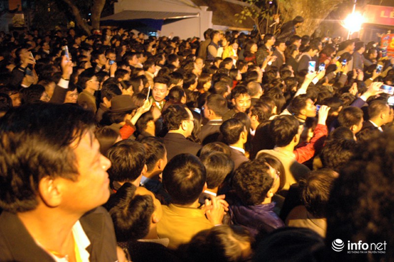 Khách mời chen lấn, xô đẩy ném tiền lẻ vào kiệu ấn đền Trần - ảnh 13