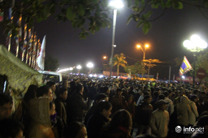 Khách mời chen lấn, xô đẩy ném tiền lẻ vào kiệu ấn đền Trần - ảnh 1