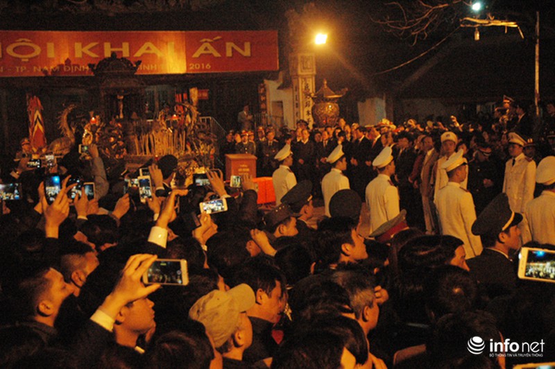 Khách mời chen lấn, xô đẩy ném tiền lẻ vào kiệu ấn đền Trần - ảnh 4