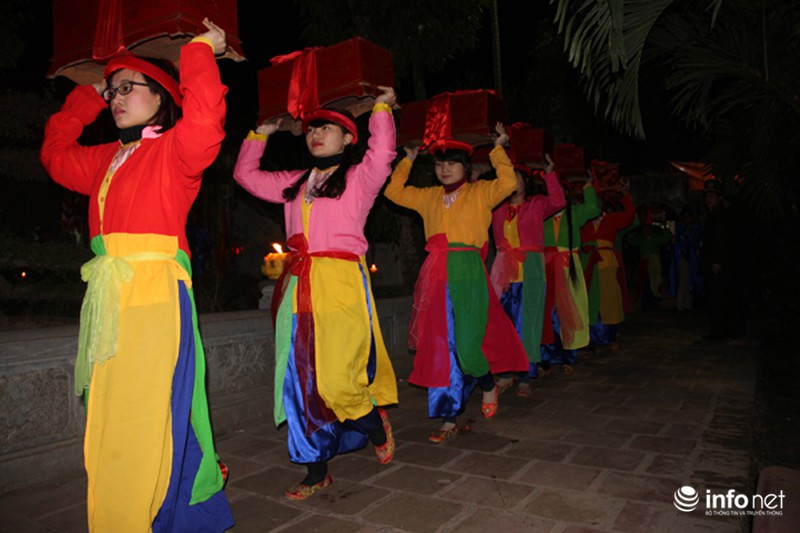 Khách mời chen lấn, xô đẩy ném tiền lẻ vào kiệu ấn đền Trần - ảnh 5