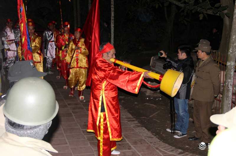 Khách mời chen lấn, xô đẩy ném tiền lẻ vào kiệu ấn đền Trần - ảnh 6