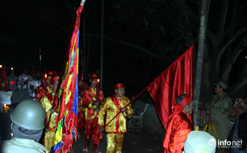 Khách mời chen lấn, xô đẩy ném tiền lẻ vào kiệu ấn đền Trần - ảnh 7