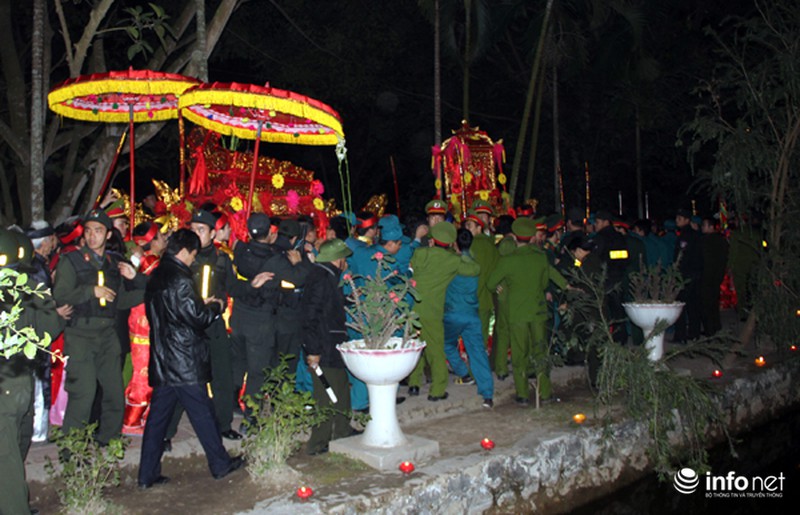 Khách mời chen lấn, xô đẩy ném tiền lẻ vào kiệu ấn đền Trần - ảnh 9