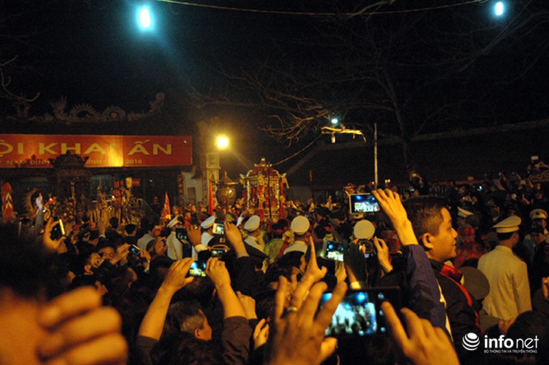 Khách mời chen lấn, xô đẩy ném tiền lẻ vào kiệu ấn đền Trần - ảnh 2