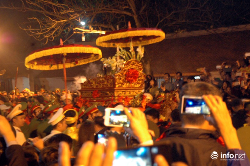 Khách mời chen lấn, xô đẩy ném tiền lẻ vào kiệu ấn đền Trần - ảnh 10