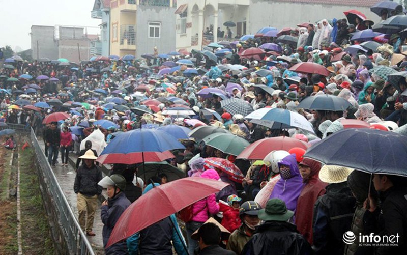 Biển người xem 32 ông cầu ở sới chọi - ảnh 2