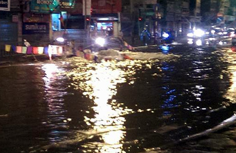 Không mưa, phố giữa Thủ đô vẫn ngập nước - ảnh 2