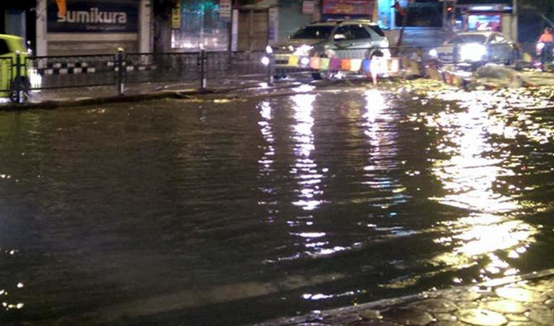 Không mưa, phố giữa Thủ đô vẫn ngập nước - ảnh 3