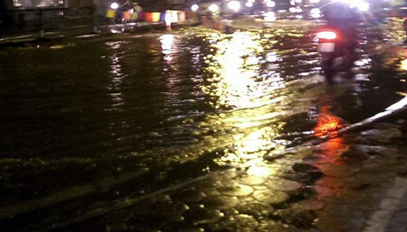 Không mưa, phố giữa Thủ đô vẫn ngập nước - ảnh 4