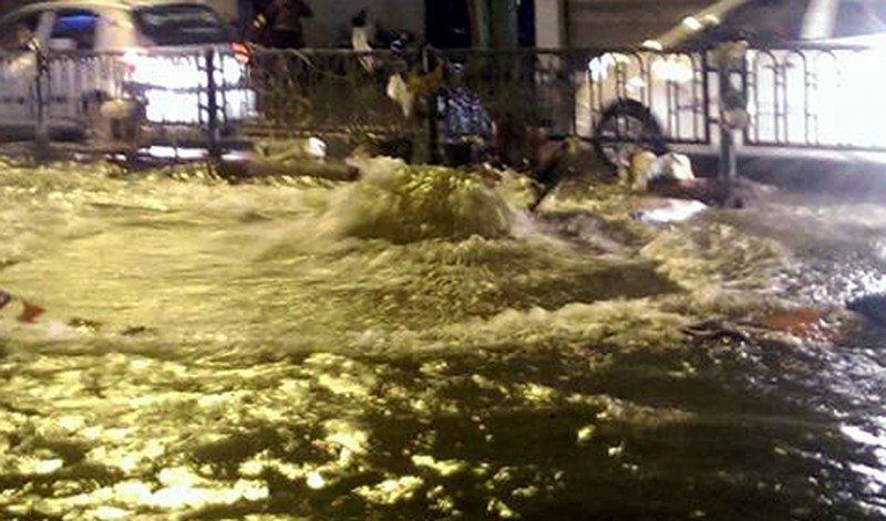 Không mưa, phố giữa Thủ đô vẫn ngập nước - ảnh 1