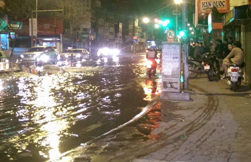 Không mưa, phố giữa Thủ đô vẫn ngập nước - ảnh 6