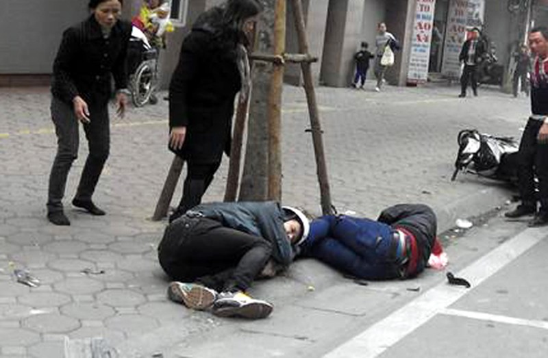 Hà Nội: Xếp hộp đâm liên tiếp xe máy và ô tô, hai người nhập viện - ảnh 3