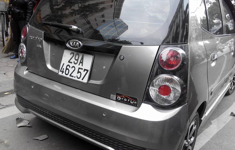 Hà Nội: Xếp hộp đâm liên tiếp xe máy và ô tô, hai người nhập viện - ảnh 2