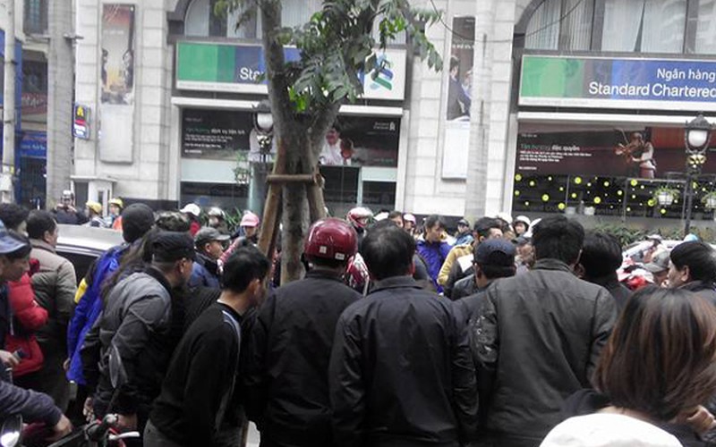 Hà Nội: Xếp hộp đâm liên tiếp xe máy và ô tô, hai người nhập viện - ảnh 4