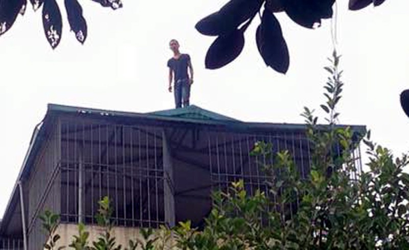 Nam thanh niên nghi ngáo đá “nhảy múa