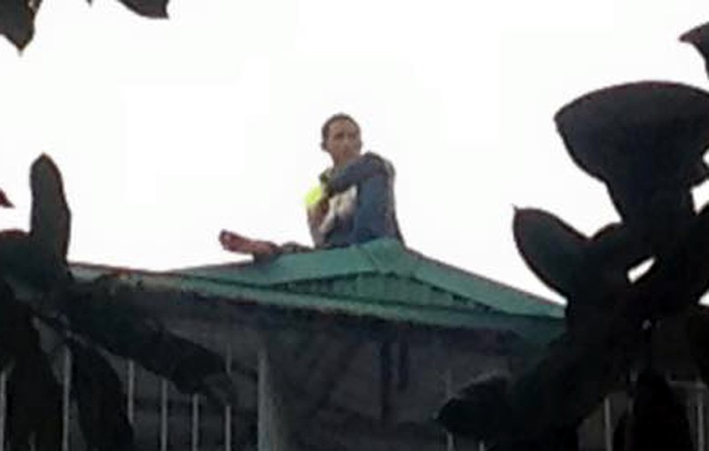 Nam thanh niên nghi ngáo đá “nhảy múa