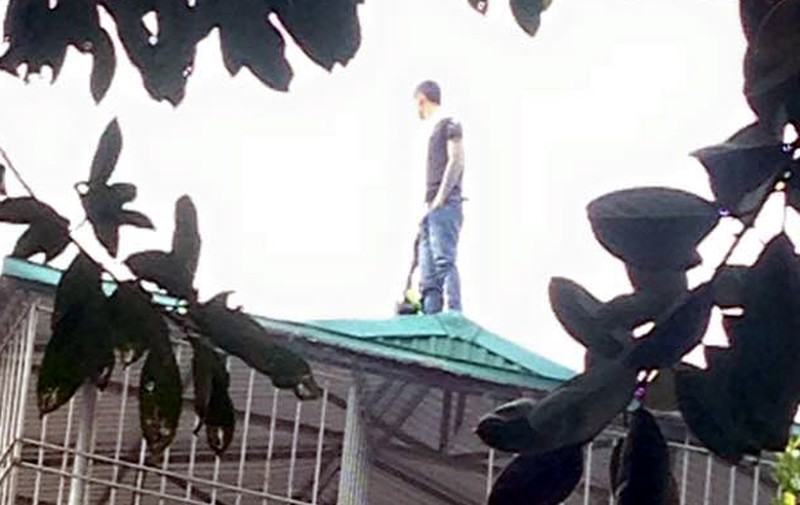 Nam thanh niên nghi ngáo đá “nhảy múa