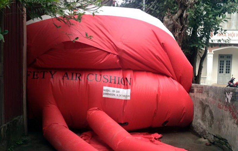 Nam thanh niên nghi ngáo đá “nhảy múa